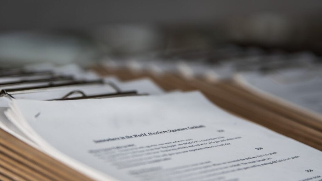 На столе лежат документы для открытия счета в Сингапуре