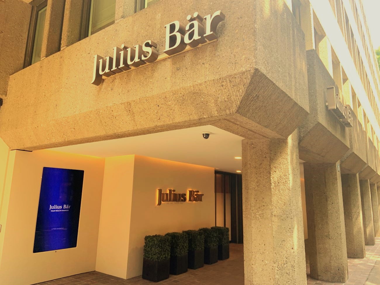 Foreign Customer access to a Julius Baer bank in Switzerland