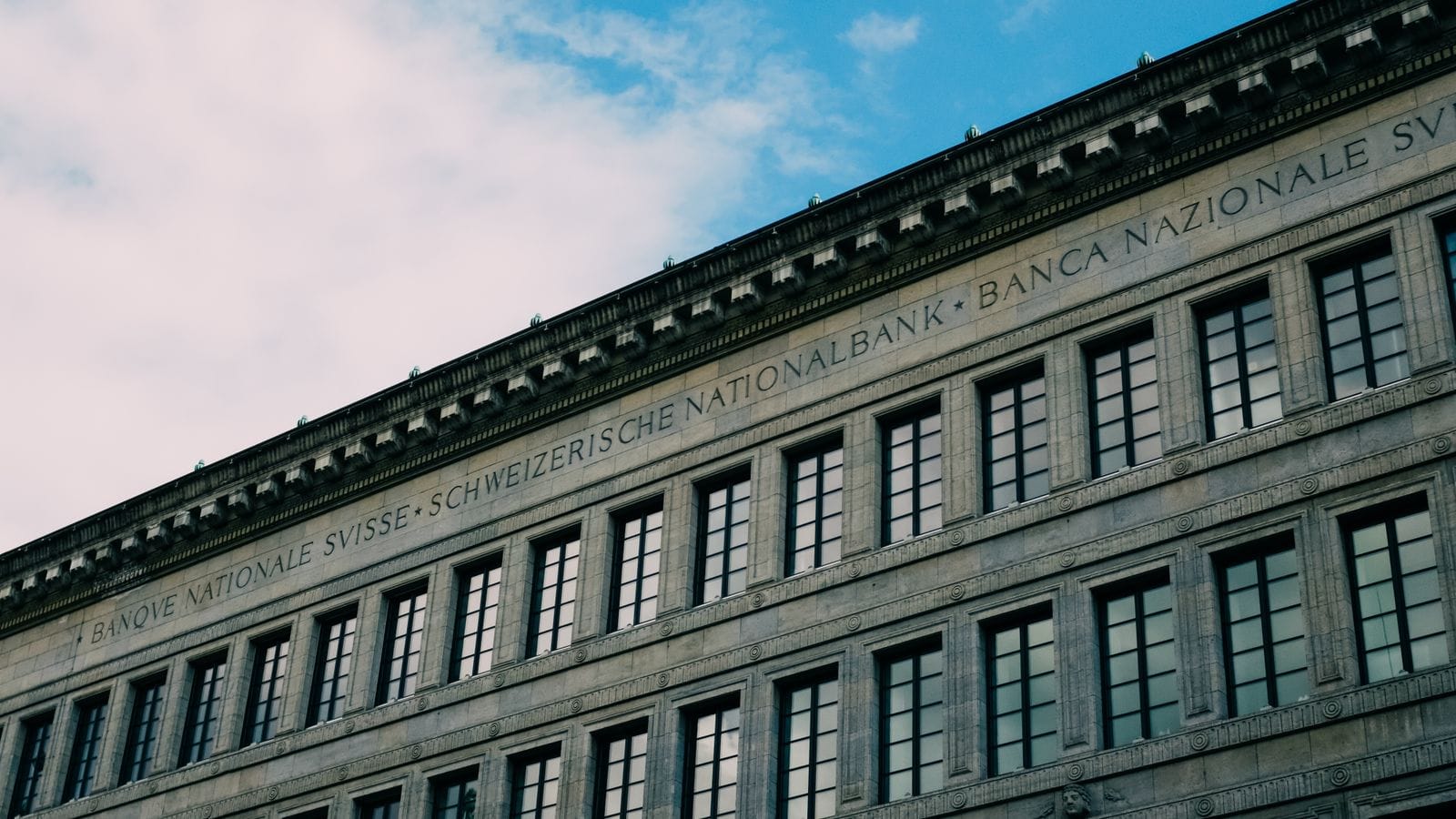 Swiss National Bank building in Zurich, illustrating Swiss bank account minimum balance rules for non-residents in 2026